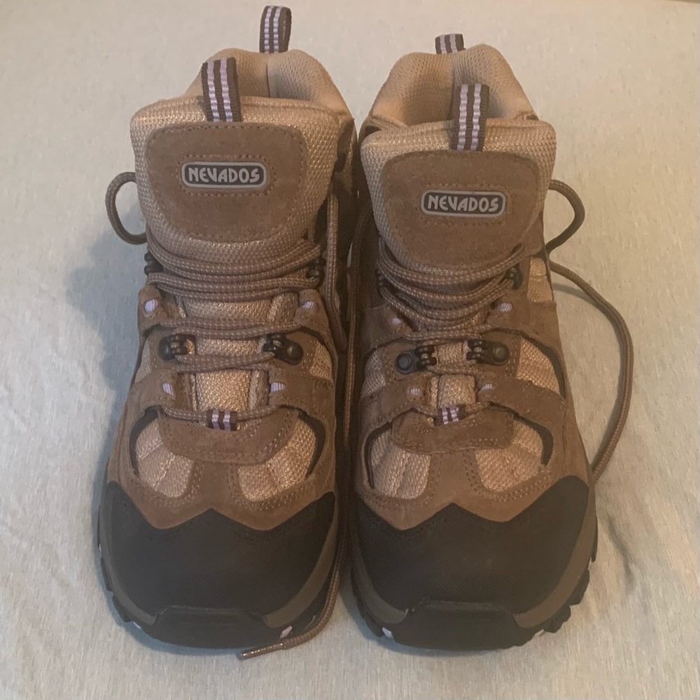 NWOT Wide Width Hiking Boots